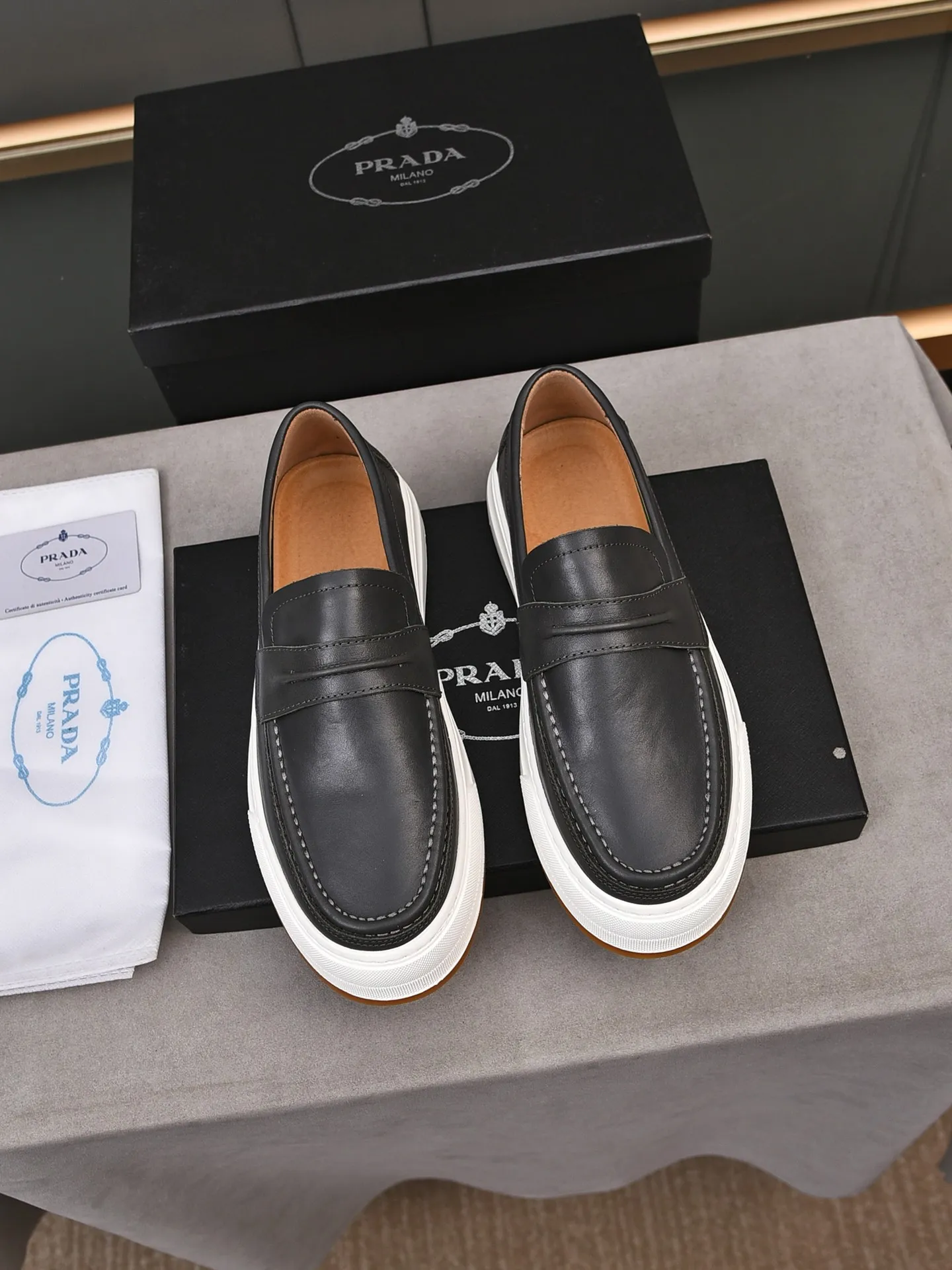 👟👟👟Men's Men's Shoes💰P440 [Top Cowhide]🆕🔥New Updates🔥👟PRADA (Prada) new products are released, imported soft cowhide, fashionable to allow air to penetrate the entire shoe, Niu B's shoes [strong] bring an extremely comfortable and breathable feeling! Beautiful inside and out! Exquisite workmanship, top-grade cowhide material, 😌Size: 38~44, single color choice.